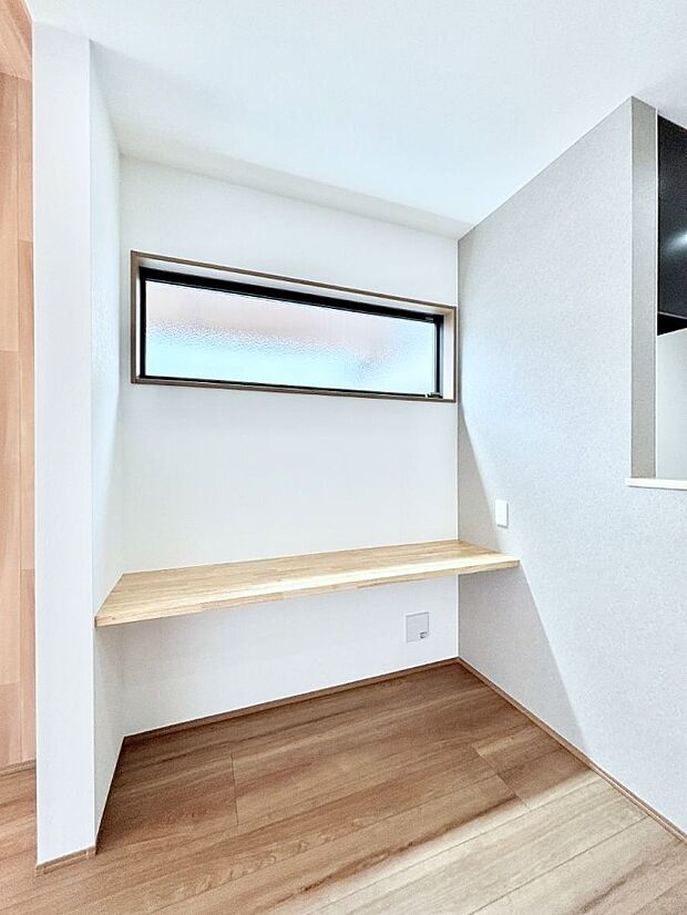 【カウンター】リビングカウンター。リモートワークやお子様の勉強机など、作業スペースにおすすめです。