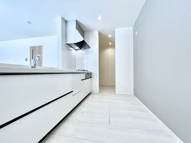 【ダイニングキッチン】料理をしながらご家族との会話を楽しめる対面カウンターキッチン