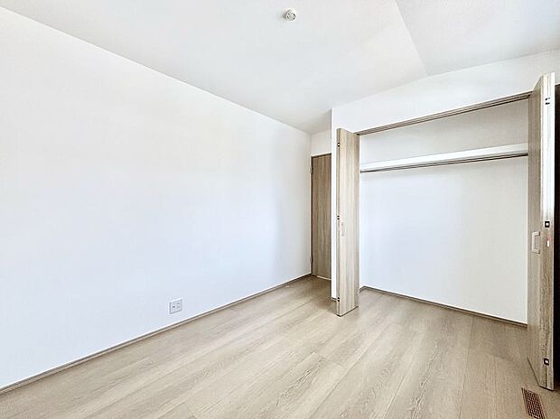 【寝室】収納が充実しているので居住スペースを広々使えます