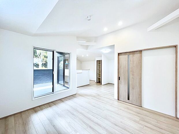 【リビングダイニング】明るい2階リビング!外からの視線をシャットアウトして家族のプライバシーを守ります。