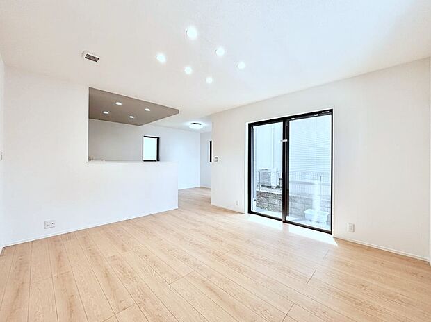 【リビングダイニング】大きな窓からたっぷりの陽光と風を感じられるリビング