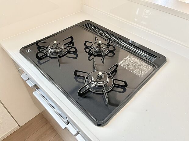 【Siセンサーコンロ】ガスコンロはSiセンサー搭載。火力調節や焦げ付き・消し忘れも防いでくれます。