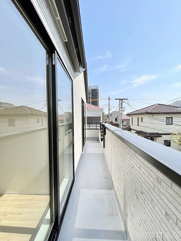 【バルコニー】暖かな陽光が降り注ぐバルコニーはお洗濯におすすめ。爽やかな風も心地よいです。