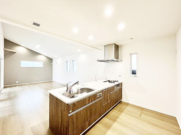 【ダイニングキッチン】料理をしながらご家族との会話を楽しめる対面カウンターキッチン