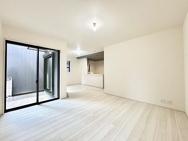 【リビングダイニング】大きな窓からたっぷりの陽光と風を感じられるリビング