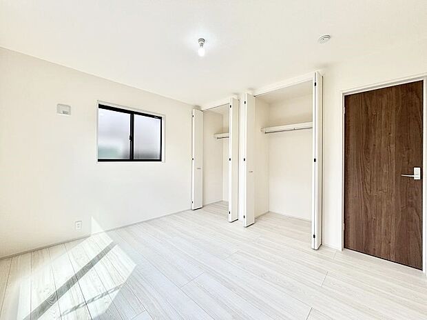 【寝室】収納が充実しているので居住スペースを広々使えます