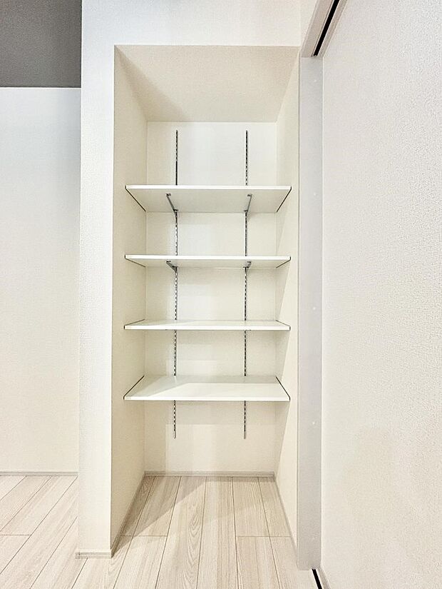 【収納】食品のストックや調理器具の保管に便利な可動棚付きパントリー