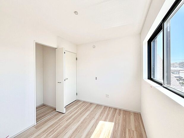 【寝室】収納が充実しているので居住スペースを広々使えます  