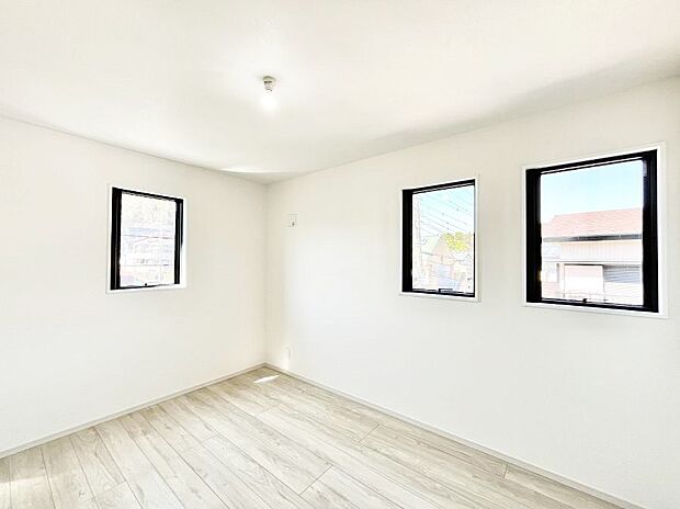 【寝室】使いやすい形でベットや家具の置き方にも困ることもありません。