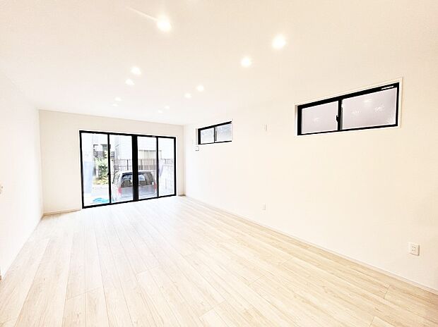 【リビングダイニング】大きな窓からたっぷりの陽光と風を感じられるリビング