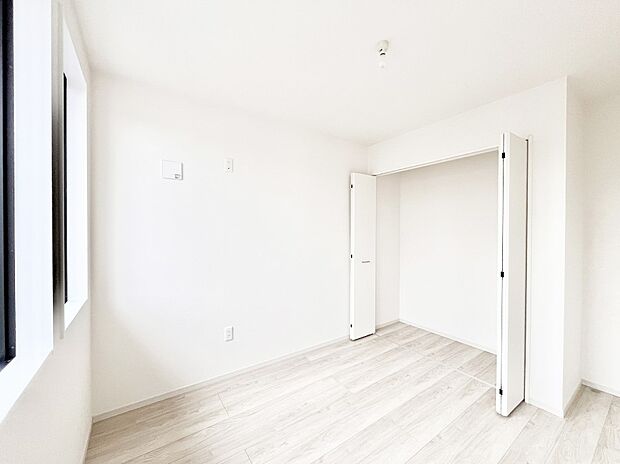 【寝室】収納が充実しているので居住スペースを広々使えます