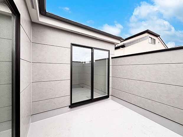 【バルコニー】開放感あるルーフバルコニー