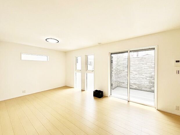 【リビングダイニング】大きな窓からたっぷりの陽光と風を感じられるリビング