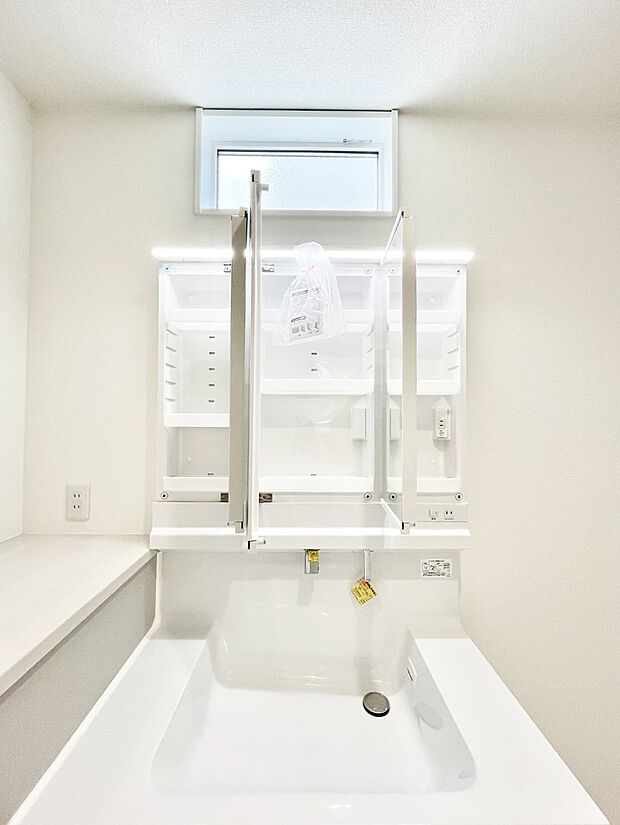 【三面鏡裏収納】三面鏡の裏に、化粧品や衛生用品などを収納可能。洗面台をすっきりと保ちます！