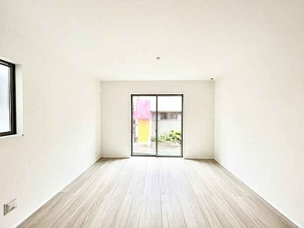 【リビングダイニング】大きな窓からたっぷりの陽光と風を感じられるリビング