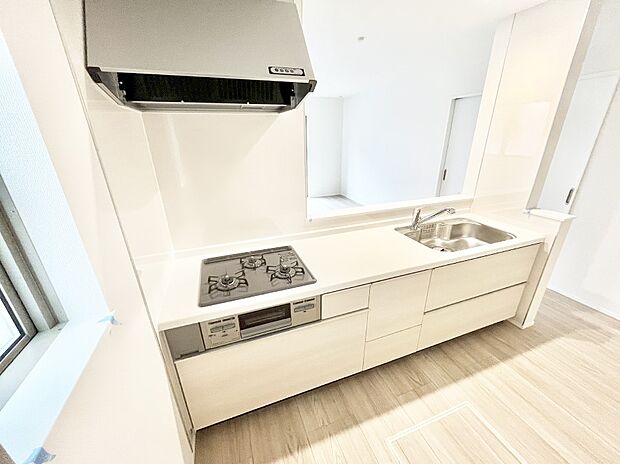 【ダイニングキッチン】カウンター越しに楽しいおしゃべり。いつものお料理がもっと美味しくなりそうですね。 