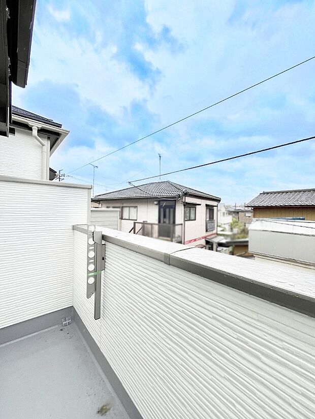 【バルコニー】ゆったりバルコニーだから沢山お洗濯ものを干せます。