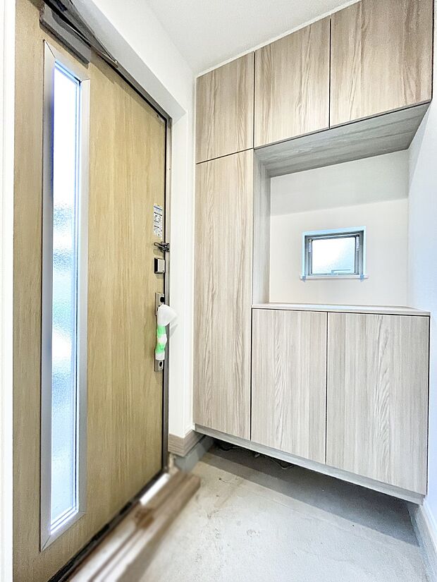 【玄関】明るい陽光が入り込む玄関。ご家族の靴もスッキリ収納できる玄関収納付き！