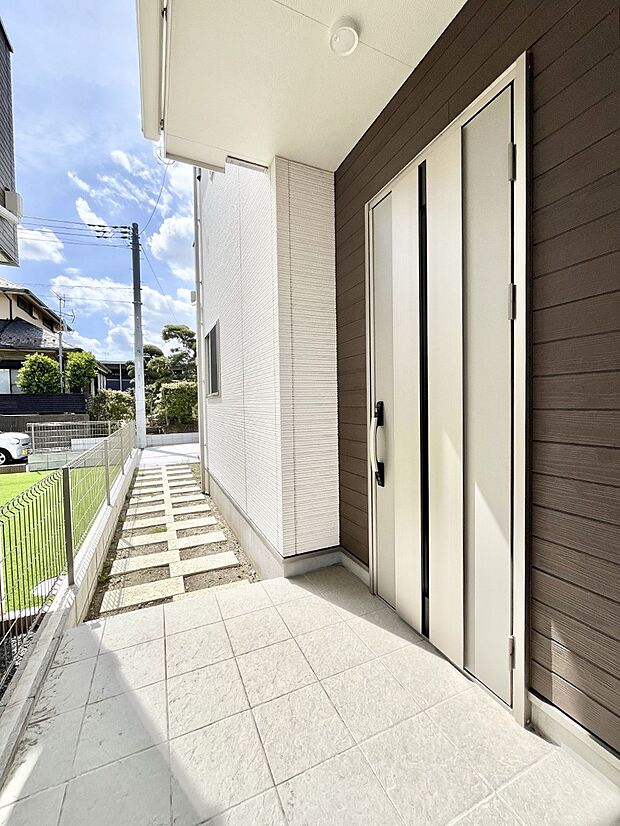 【玄関】大切な家族、来客を出迎える玄関。