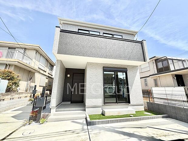 【現地外観写真】暮らしやすさと居心地の良さにこだわったシンプルで飽きのこないデザイン ！