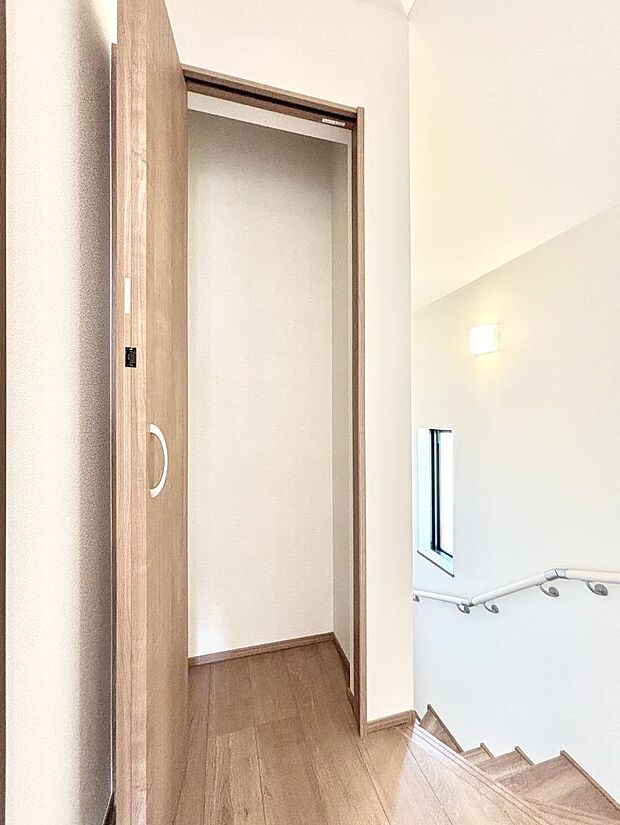 【廊下収納】廊下収納。掃除道具や季節の小物を収納することができます。