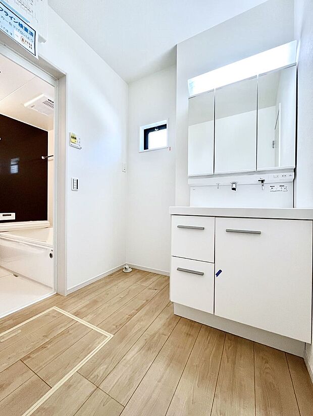 【脱衣場】小窓がついているので湿気の多い場所でも換気が十分行えます。毎日の身支度を気持ち良く！