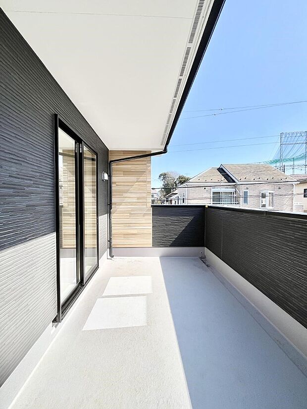 【バルコニー】南向きのゆったりバルコニー！ご家族の洗濯物はもちろん、お布団もたっぷり干せます！