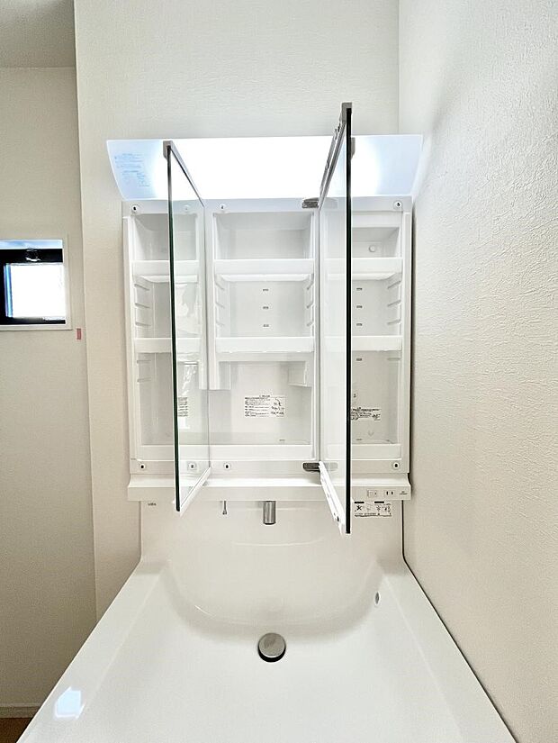 【三面鏡裏収納】三面鏡の裏に、化粧品や衛生用品などを収納可能。洗面台をすっきりと保ちます！