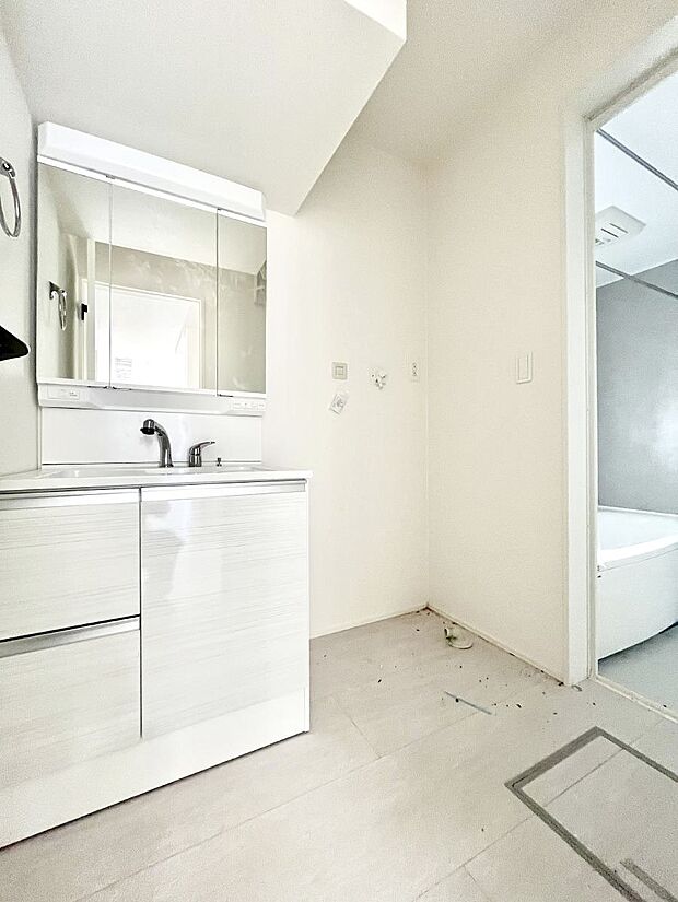 【脱衣場】清潔感のある快適空間です。毎日の身支度も気持ち良くお使い頂けます。 