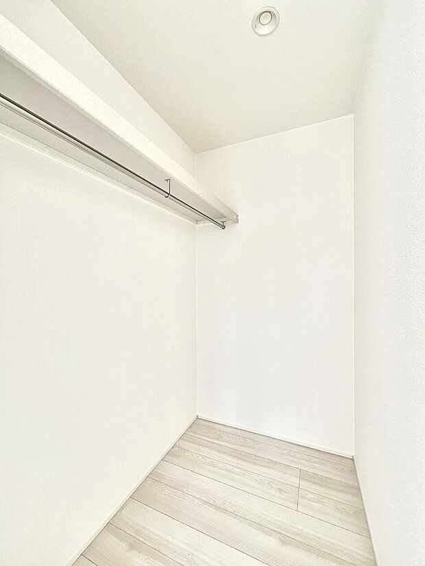 【ウォークインクローゼット】ウォークインクローゼット付きで生活空間を広く利用できます。