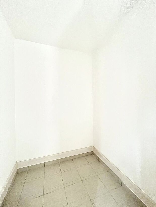 【収納】シューズインクローク付き！雨具やベビーカーも置けます。