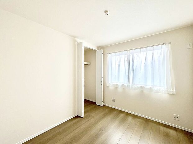 【寝室】収納が充実しているので居住スペースを広々使えます  