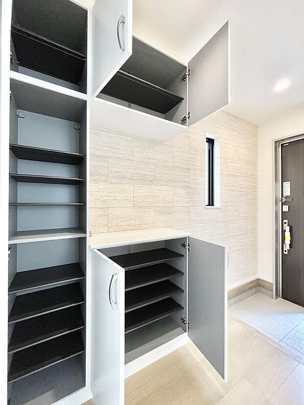 【シューズボックス】たっぷり収納できるシューズボックスで家族全員の靴も、玄関すっきり。