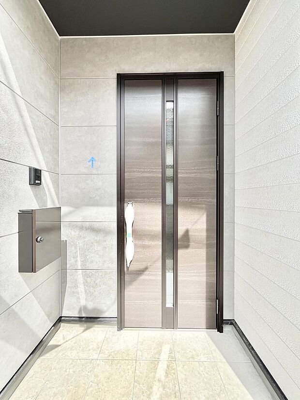 【玄関】大切な家族、来客を出迎える玄関。