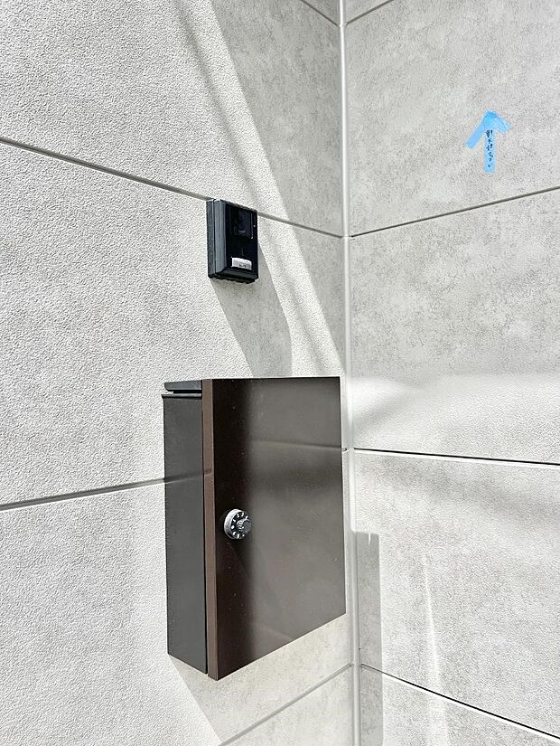 【その他現地】シンプルデザインのポスト。