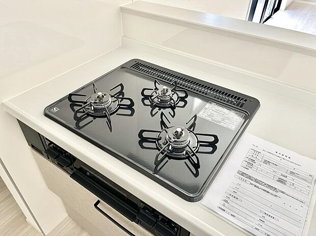 【Ｓｉセンサーコンロ】ガスコンロはＳｉセンサー搭載。火力調節や焦げ付き・消し忘れも防いでくれます。