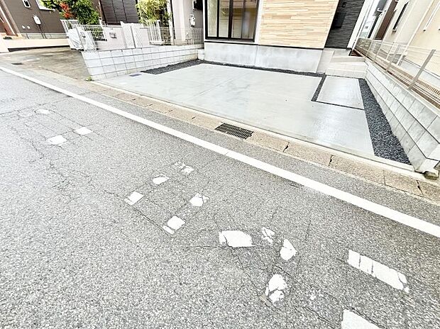 【駐車場】駐車2台可能！急なお客様の駐車に。また、ご家族の自転車スペースとしても大活躍。