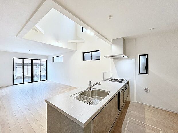 【ダイニングキッチン】リビングで遊ぶお子様を見守りながらお料理ができる対面キッチン。  