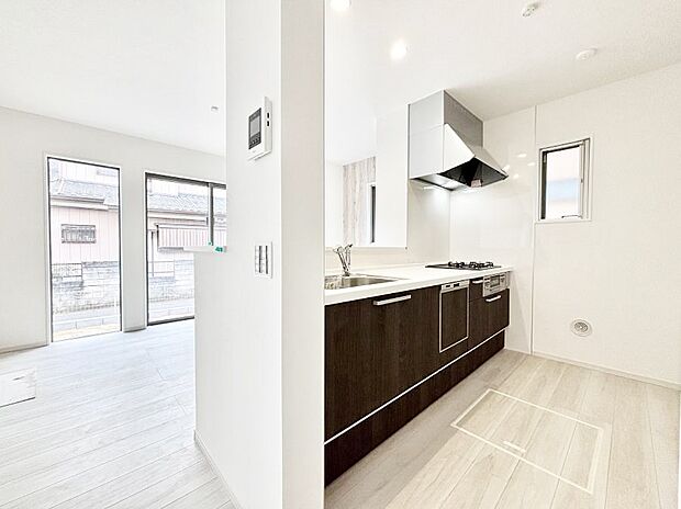 【ダイニングキッチン】料理をしながらご家族との会話を楽しめる対面カウンターキッチン