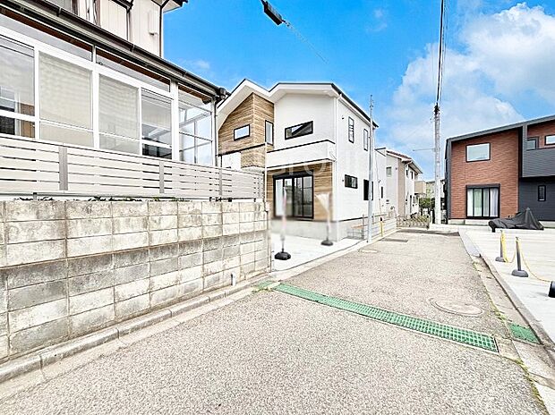 【前面道路含む現地写真】前面道路はきちんと整備されています