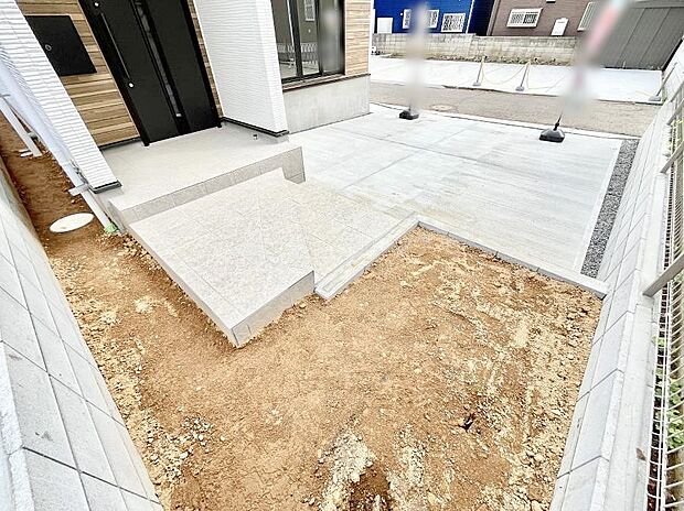 【庭】住まいに明るい光と開放感を演出してくれる庭スペース付き！