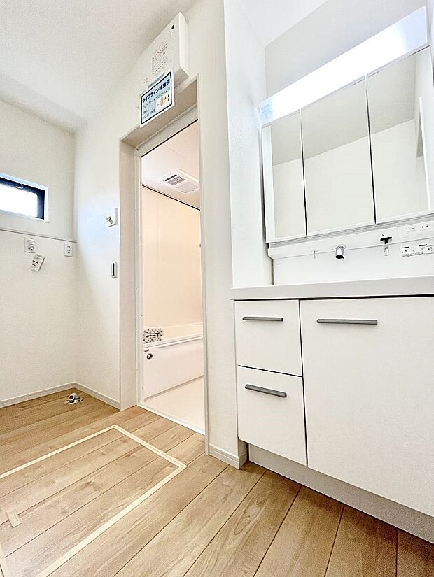 【脱衣場】柔らかな朝の光を感じられる窓がついた洗面室