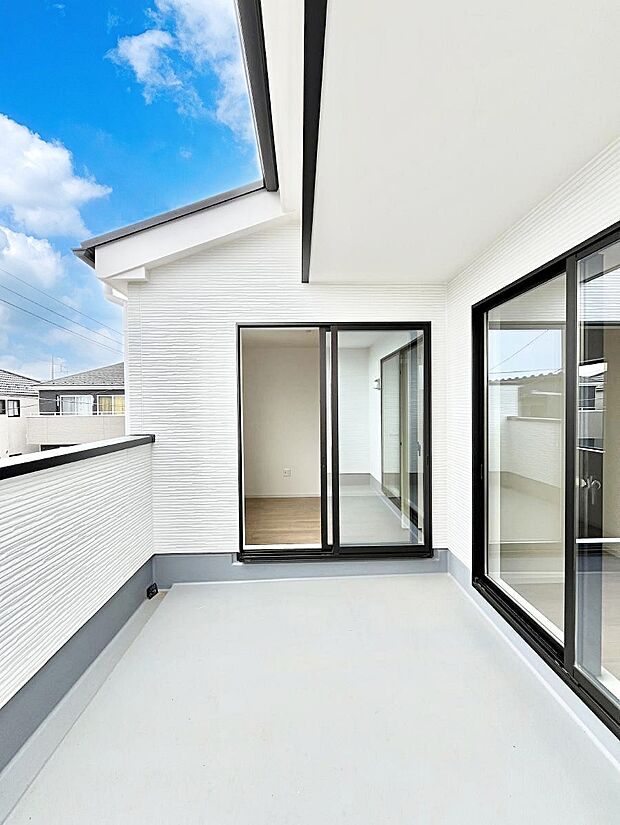 【バルコニー】広々バルコニーでお洗濯物が気持ちよく乾きます。