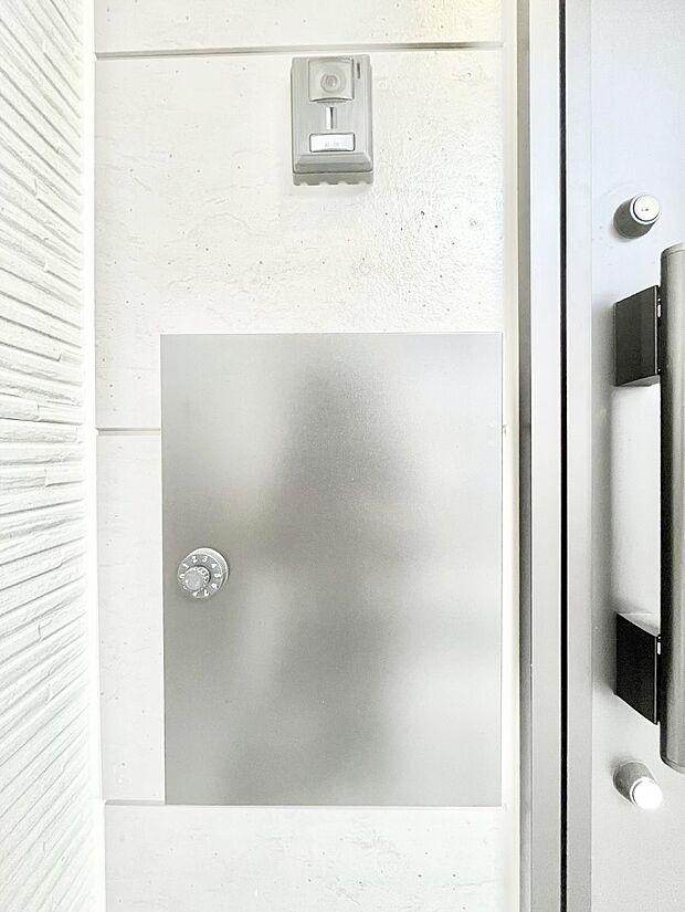 【その他現地】シンプルなデザインのポスト