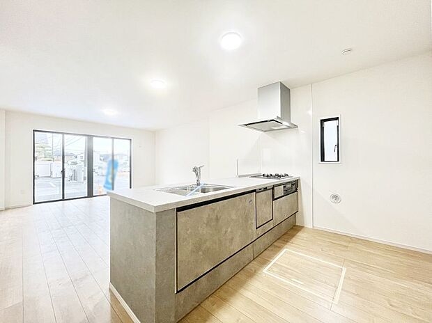 【ダイニングキッチン】料理をしながらご家族との会話を楽しめる対面カウンターキッチン