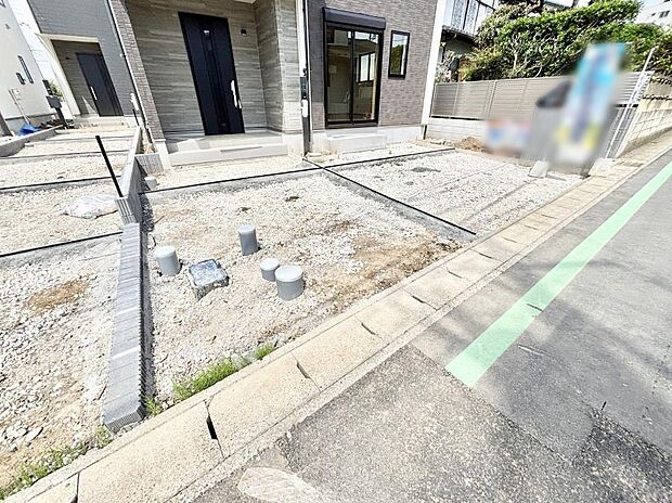 【駐車場】駐車2台可能！急なお客様の駐車に。また、ご家族の自転車スペースとしても大活躍。