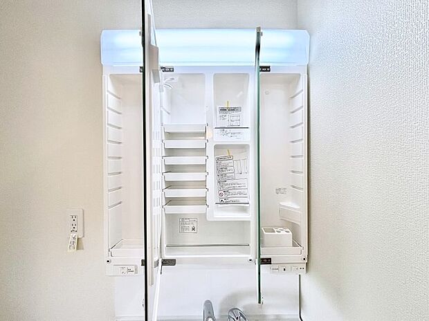 【三面鏡裏収納】三面鏡の裏に、化粧品や衛生用品などを収納可能。洗面台をすっきりと保ちます！