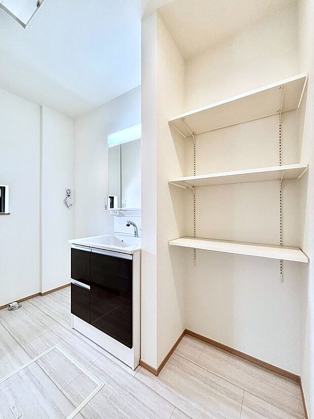 【洗面台・洗面所】リネンス庫がありタオル類や洗剤などストックを収納するのに便利です。