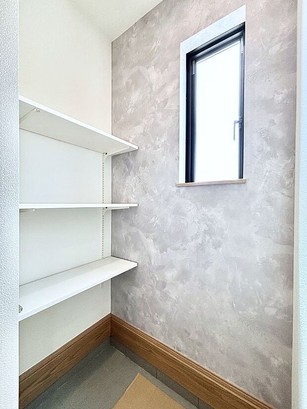 【玄関】土間収納付きの玄関。家族全員の靴や雨具などすっきり収納できます。