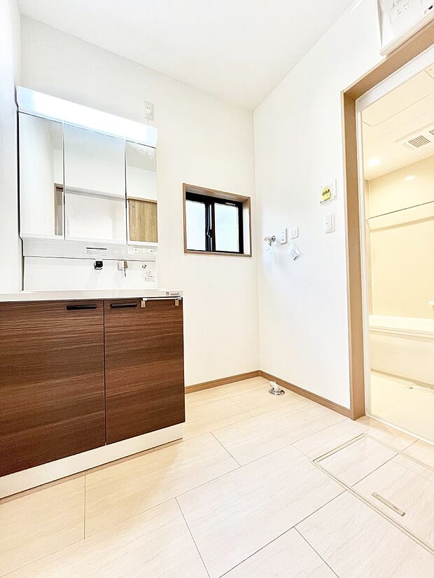 【脱衣場】身支度もスムーズにおこなえる脱衣場。  